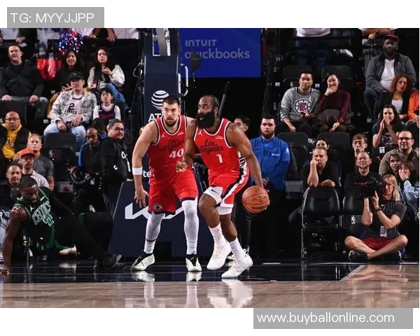 比尔谈快船新赛季展望与小卡哈登祖巴茨默契十足令人期待 比尔谈快船新赛季展望与小卡哈登祖巴茨默契十足令人期待